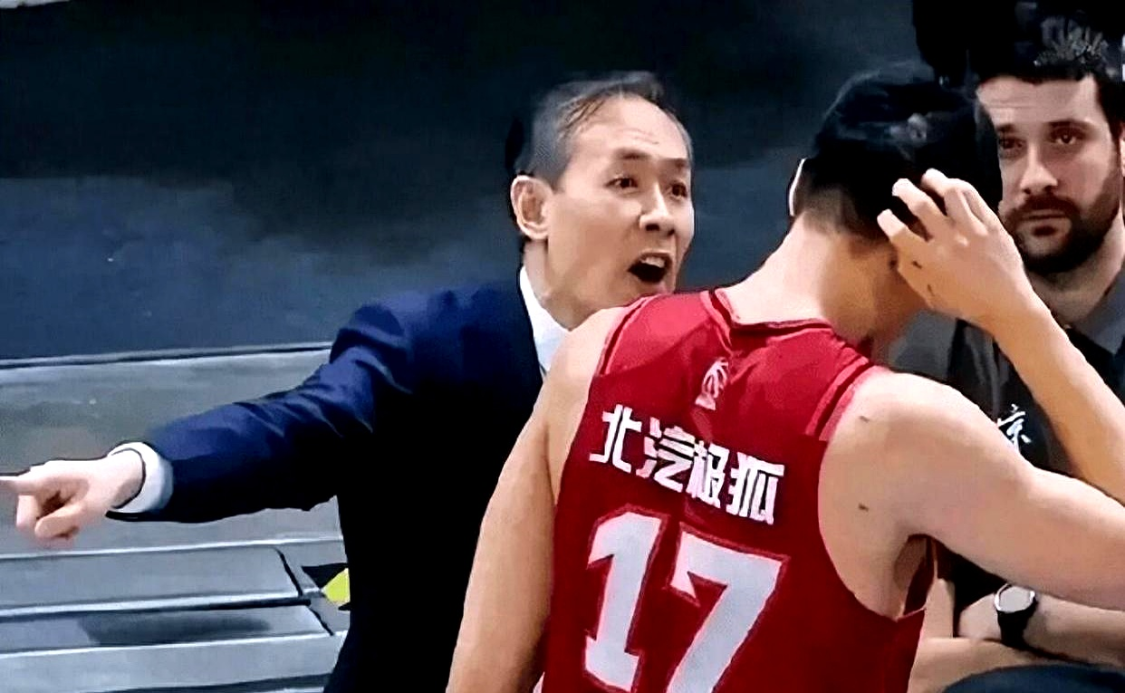 彩经网彩票走势图大全-拿600万，打鱼腩正负值0+被杨文学单吃2次，球迷：原地退役吧